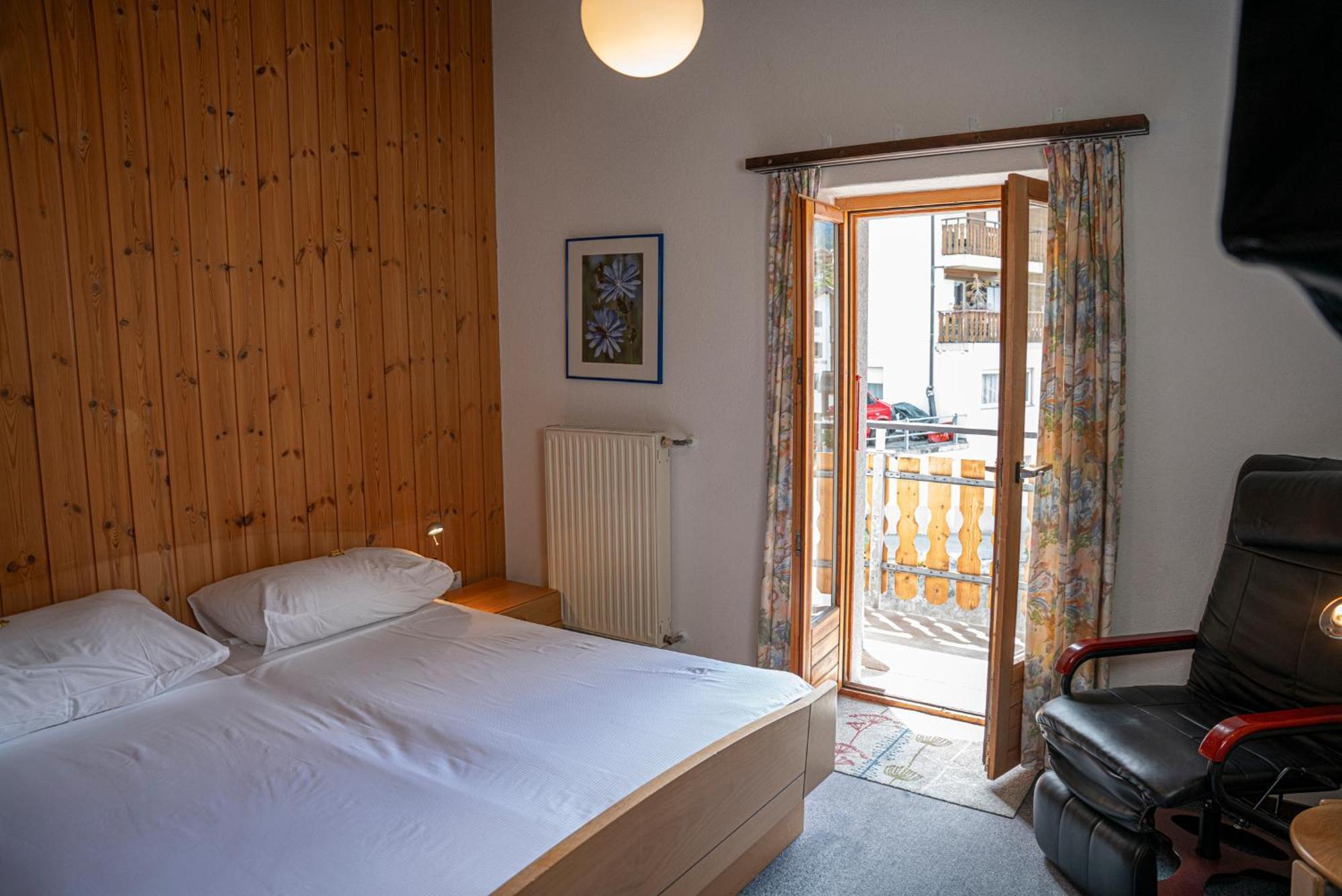 Alte Bock 2.0 Bed & Breakfast Grachen Ngoại thất bức ảnh